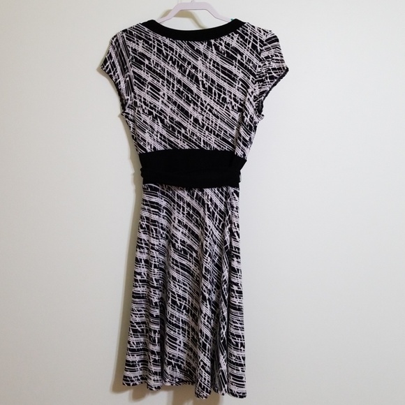 WHITE &BLACK DRESSES - Picture 2 of 8